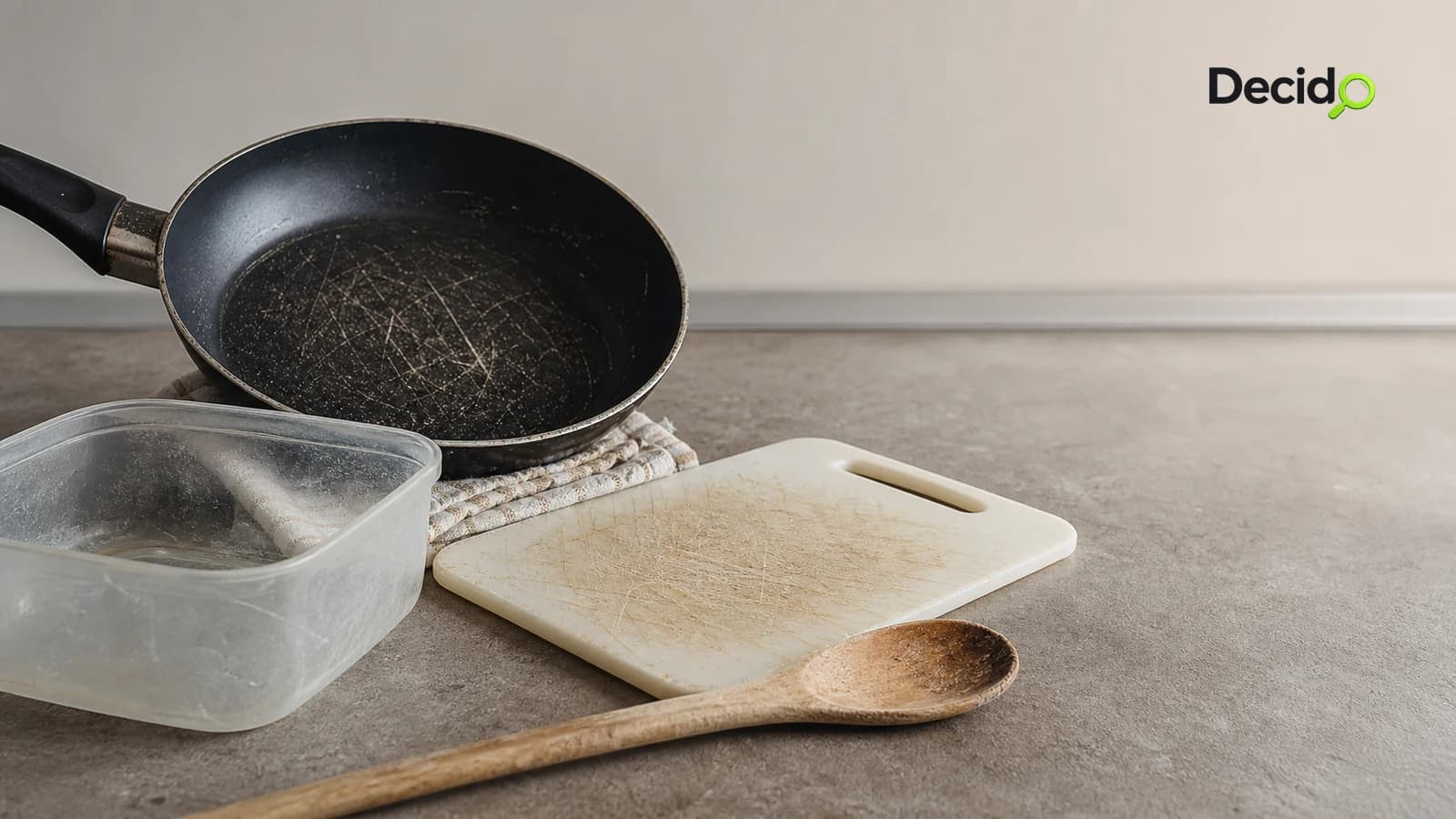 Pans, containers and cutting boards: when to replace them